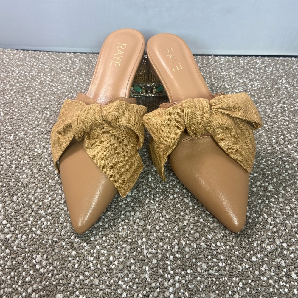 RAYE Magnolia Tan Pointed Bow Slip-On Mules Revolve Sizes 8.5 Flat,Pre-Owned.